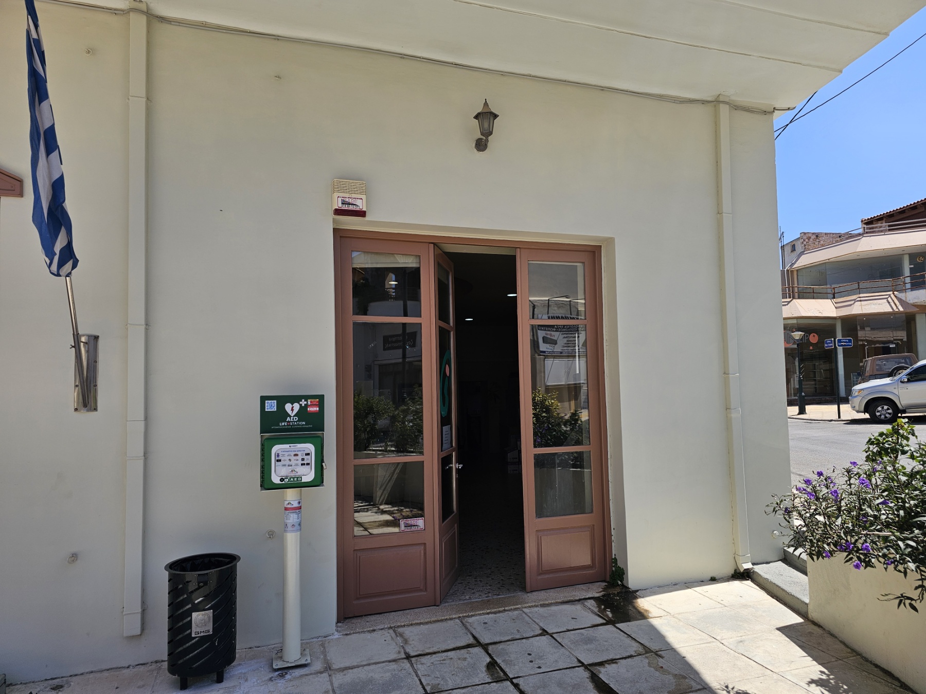 Σήμερα προστέθηκαν άλλοι δύο  Δημόσιοι Απινιδωτές, ενισχύοντας ακόμη περισσότερο το Δίκτυο Απινιδωτών στην Κερατέα !